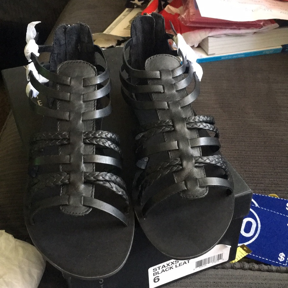 Steve Madden black Leather sandals. New!